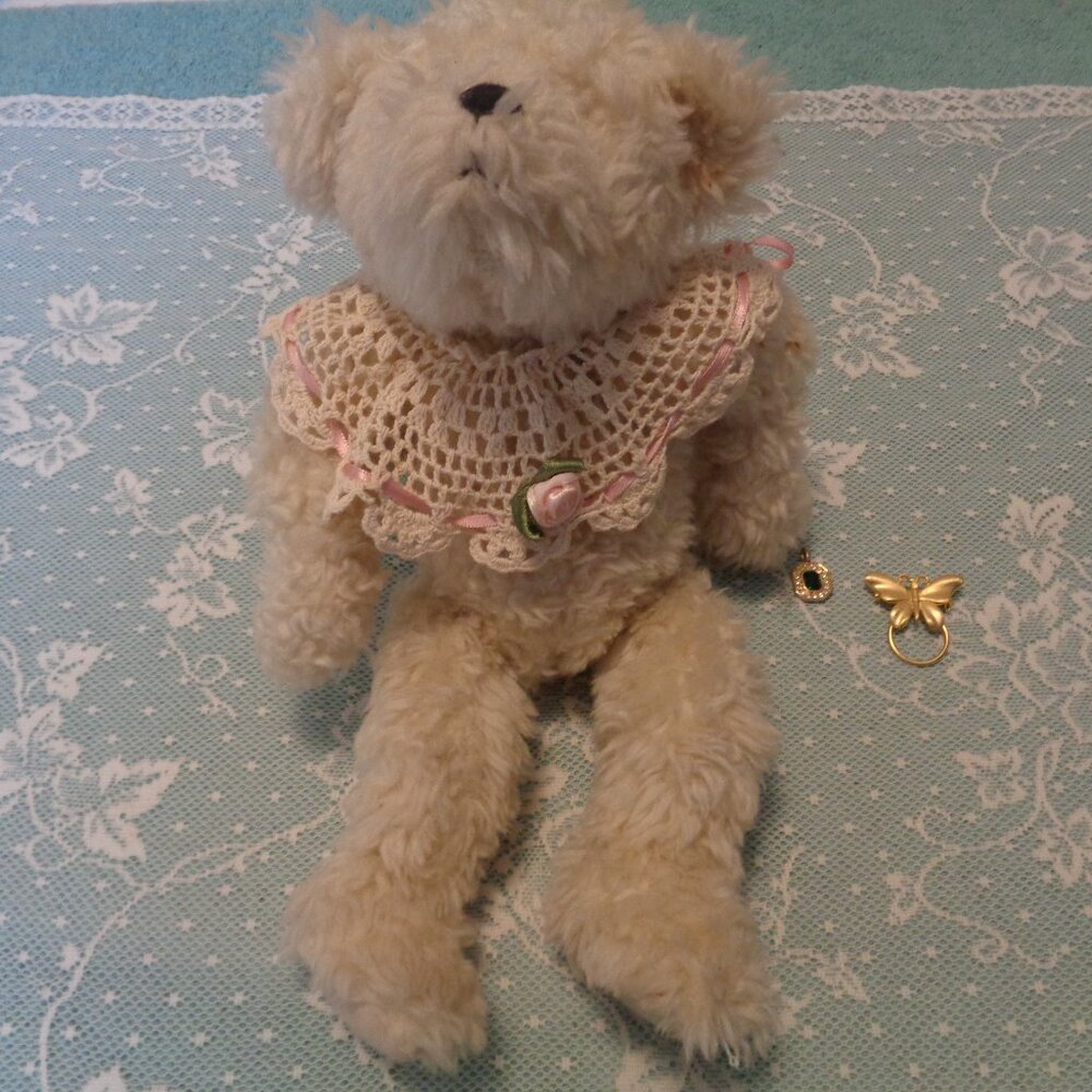 RETRO GANZ COTTAGE COLLECTIBLES BEANS GIRL BEAR 1995 PLUS JEWELRY RIBBON…